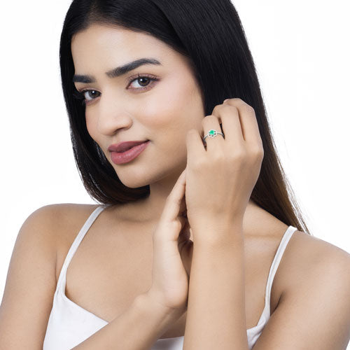 Anillo de Compromiso de Esmeralda Zambiana y Diamante de 0.55 Quilates en Oro Blanco de 14K