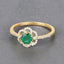 Anillo de Compromiso de Esmeralda Zambiana de 0.55 Quilates y Diamante Blanco en Oro de 14K
