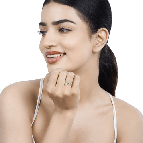 Bague en or blanc 14K avec émeraude zambienne de 0,32 carat et diamants
