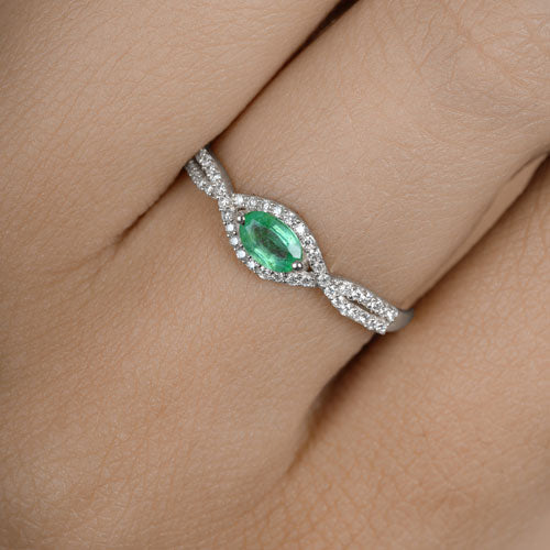 Bague en or blanc 14K avec émeraude zambienne de 0,32 carat et diamants