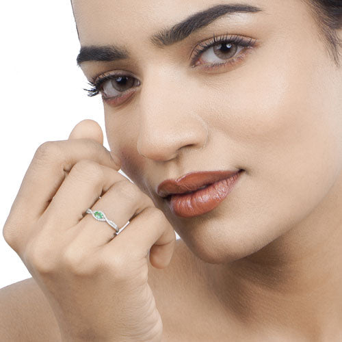 Bague en or blanc 14K avec émeraude zambienne de 0,32 carat et diamants