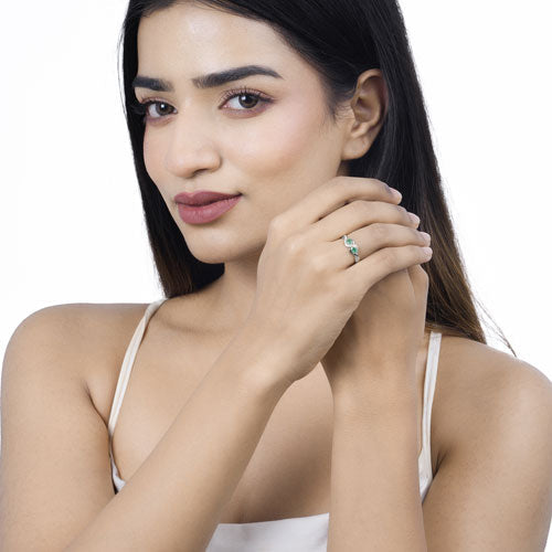 Anillo de Compromiso de Esmeralda Zambiana y Diamante de 0.35 Quilates en Oro Blanco de 14K