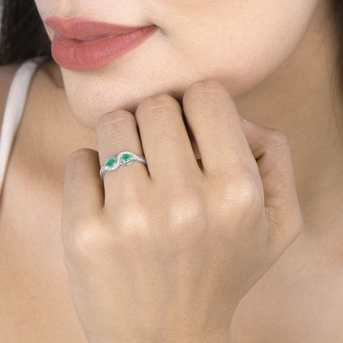 Anillo de Compromiso de Esmeralda Zambiana y Diamante de 0.35 Quilates en Oro Blanco de 14K