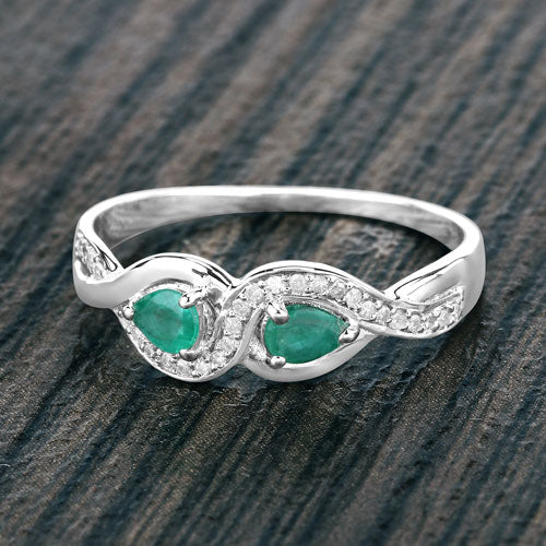 Anillo de Compromiso de Esmeralda Zambiana y Diamante de 0.35 Quilates en Oro Blanco de 14K