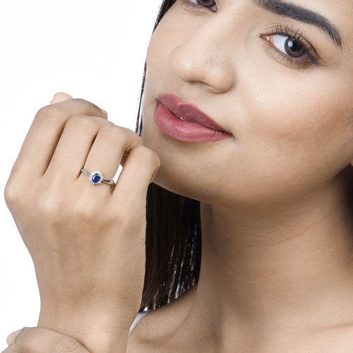 Bague Halo en Saphir Bleu et Diamants de 0,44 Carat en Or Blanc 14K