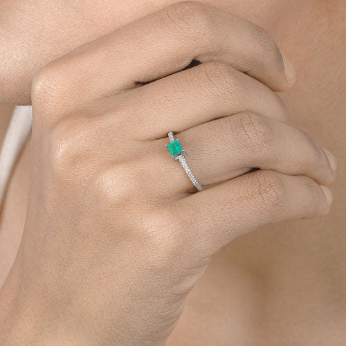 Bague de fiançailles en or blanc 14K avec émeraude zambienne de 0,67 carat et diamants