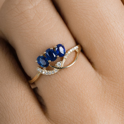 Bague de fiançailles en saphir bleu et diamant de 0,65 carat en or jaune 14K