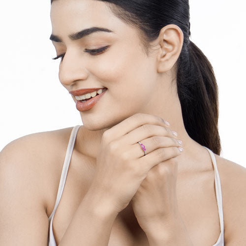 Anillo de Compromiso de Rubí y Diamante de 0.61 Quilates en Oro Blanco de 14K