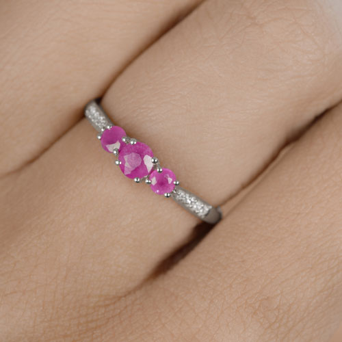 Anillo de Compromiso de Rubí y Diamante de 0.61 Quilates en Oro Blanco de 14K