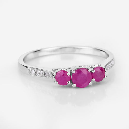 Anillo de Compromiso de Rubí y Diamante de 0.61 Quilates en Oro Blanco de 14K