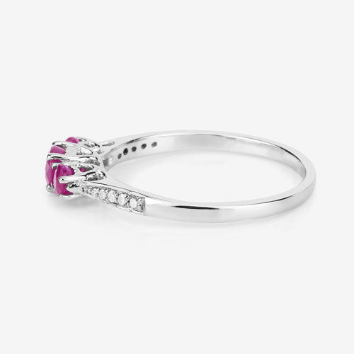 Anillo de Compromiso de Rubí y Diamante de 0.61 Quilates en Oro Blanco de 14K