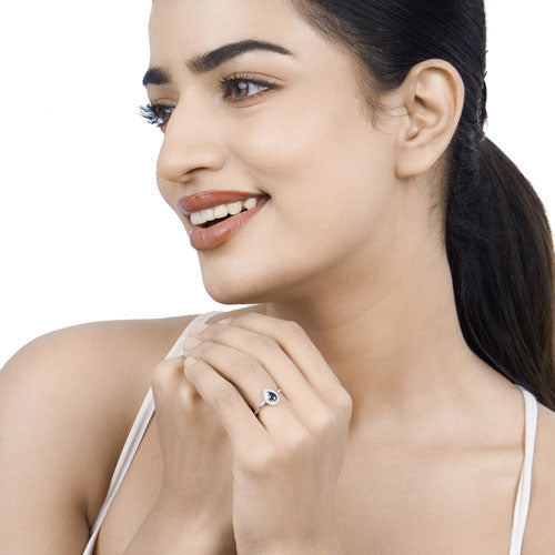 Anillo de Compromiso de Zafiro Azul y Diamante de 0.48 Quilates en Oro Blanco de 14K