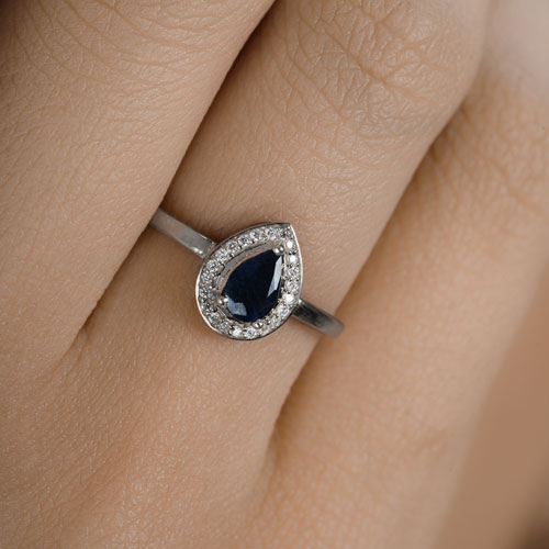 Anillo de Compromiso de Zafiro Azul y Diamante de 0.48 Quilates en Oro Blanco de 14K