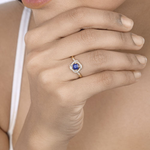 Anillo de Compromiso de Zafiro Azul y Diamante de 0.73 Quilates en Oro Amarillo de 14K
