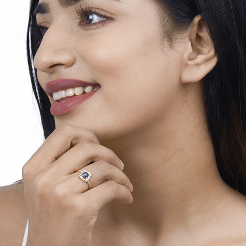 Anillo de Compromiso de Zafiro Azul y Diamante de 0.73 Quilates en Oro Amarillo de 14K