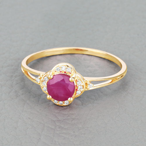 Anillo de Compromiso de Rubí y Diamante de 0.59 Quilates en Oro Amarillo de 14K