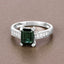 Anillo de 1.91 quilates de turmalina verde y diamante en oro blanco de 14 quilates