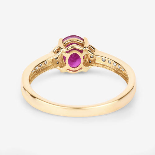 Anillo de Compromiso de Rubí y Diamante de 0.95 Quilates en Oro Amarillo de 10K