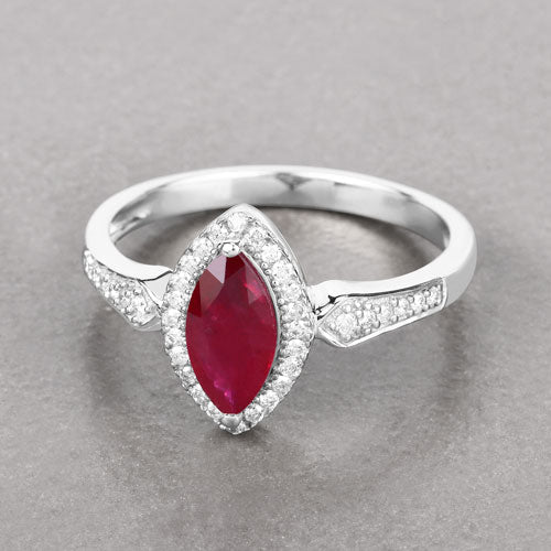 Anillo de Compromiso de Rubí y Diamante de 0.96 Quilates en Oro Blanco de 14K