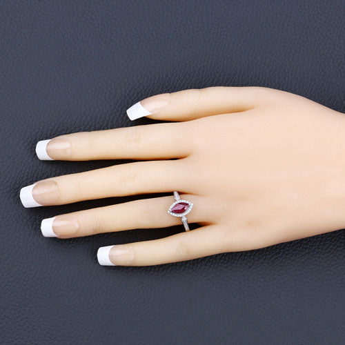 Anillo de Compromiso de Rubí y Diamante de 0.96 Quilates en Oro Blanco de 14K