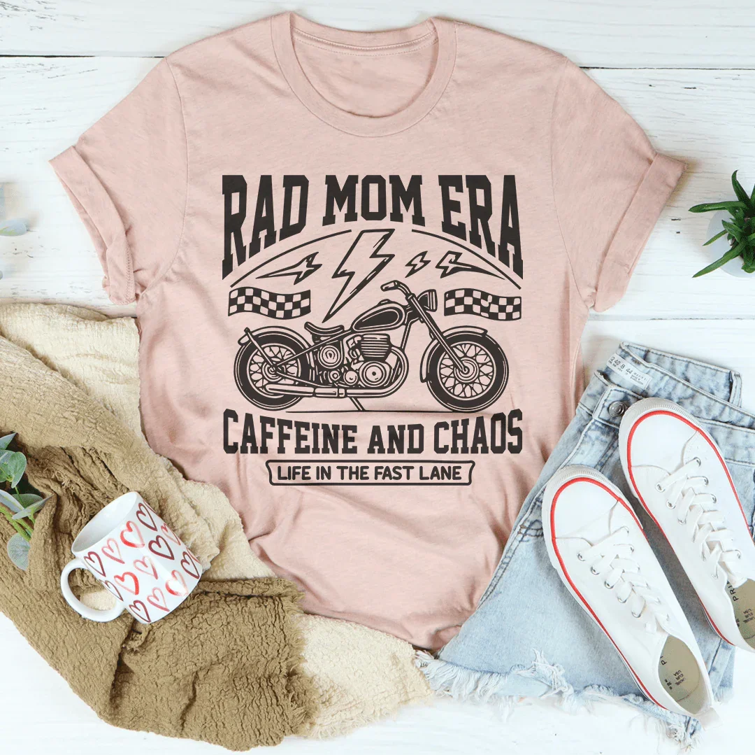 Camiseta de cafeína y caos de la era de Rad Mom