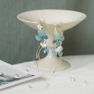 Boucles d'oreilles en hortensia bleu réel avec perle et goutte de cristal