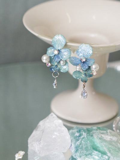 Boucles d'oreilles en hortensia bleu réel avec perle et goutte de cristal