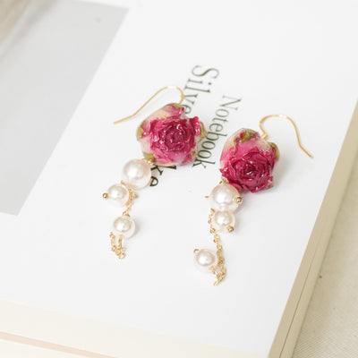 Boucles d'oreilles en rose réelle avec chaîne de perles - Bourgeon rouge et fleur violette