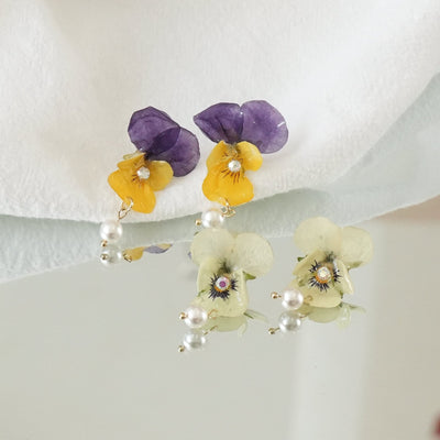 Boucles d'oreilles en pensée viola réelle avec perle - Le jardin chantant