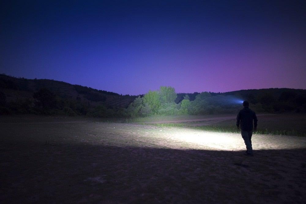 Linterna LED recargable de alto lumen - Magnética y resistente al agua