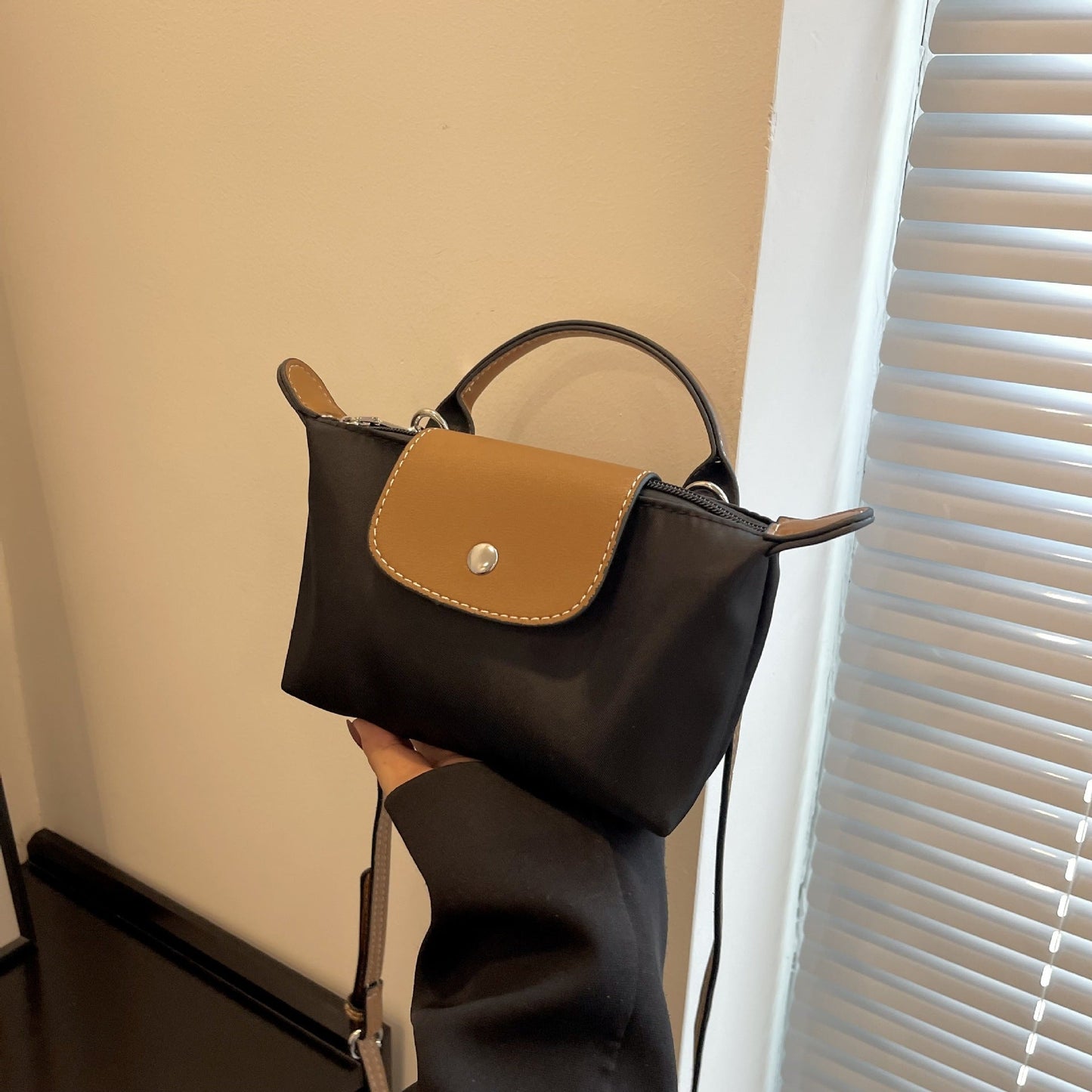 Retro fashion versatile women's bag, shoulder crossed, carrying high-end nylon dumpling bag - Korvel