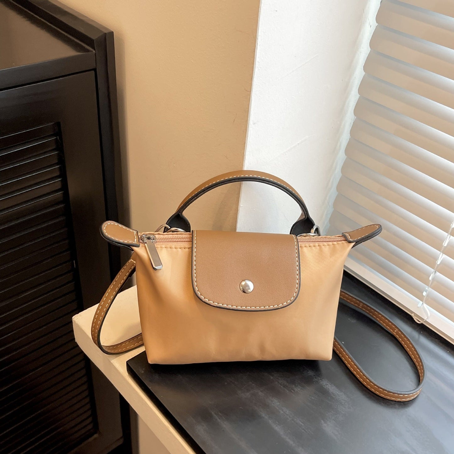 Retro fashion versatile women's bag, shoulder crossed, carrying high-end nylon dumpling bag - Korvel