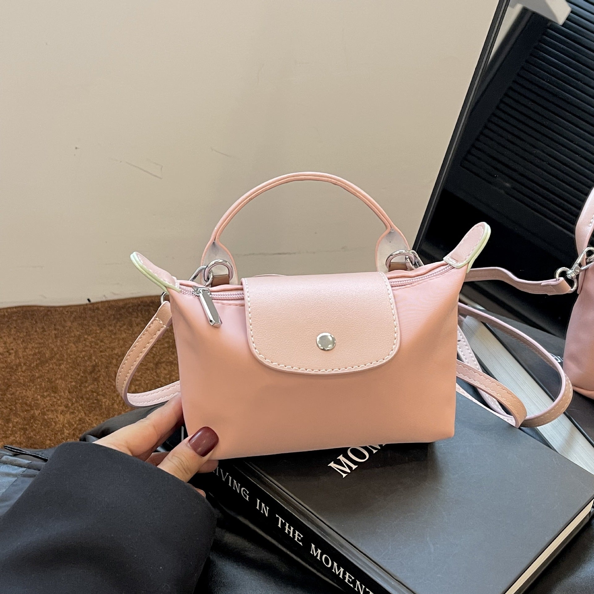 Retro fashion versatile women's bag, shoulder crossed, carrying high-end nylon dumpling bag - Korvel