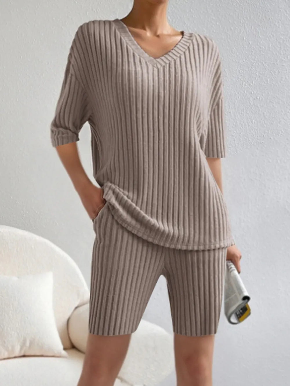 Ensemble haut à col en V côtelé et shorts
