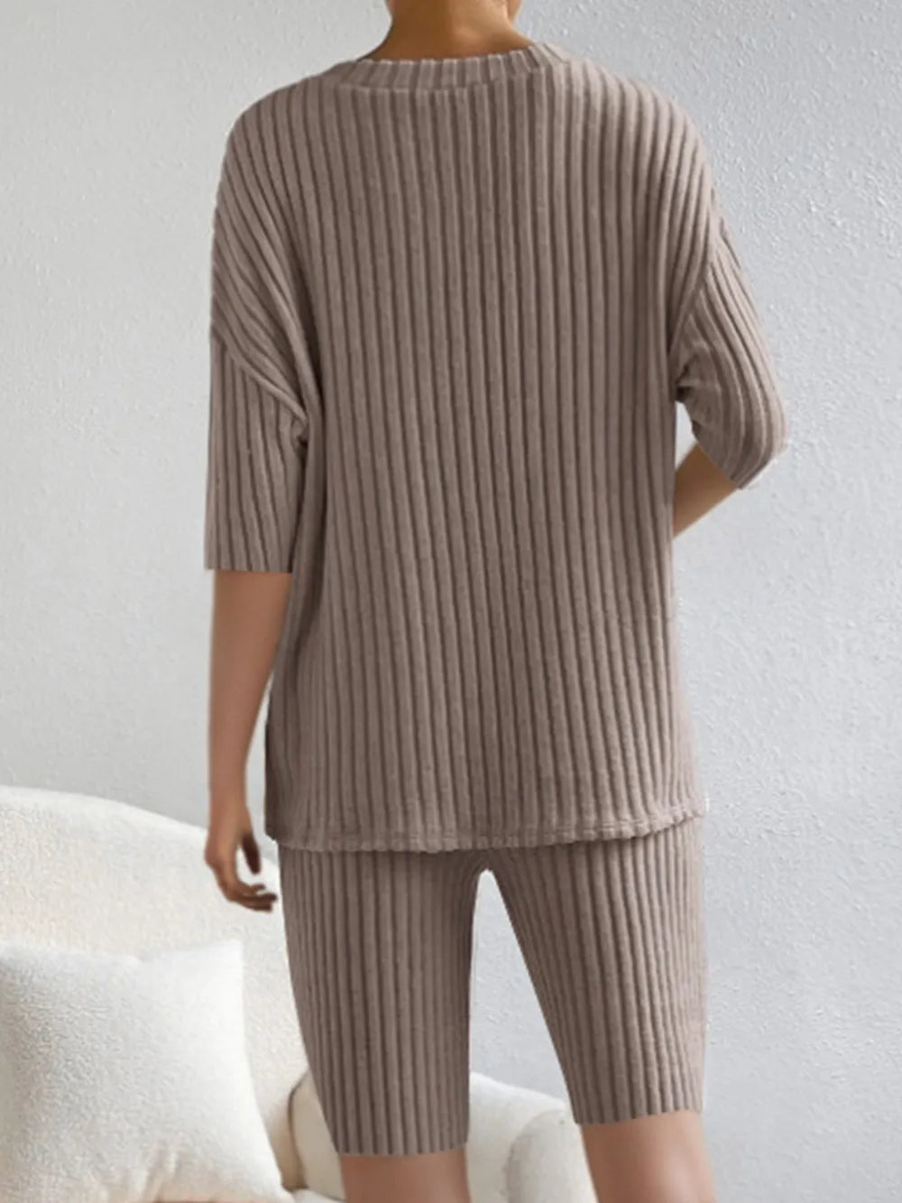 Ensemble haut à col en V côtelé et shorts