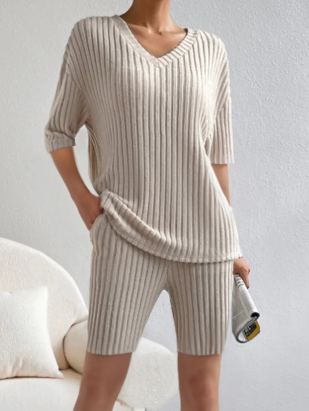 Ensemble haut à col en V côtelé et shorts