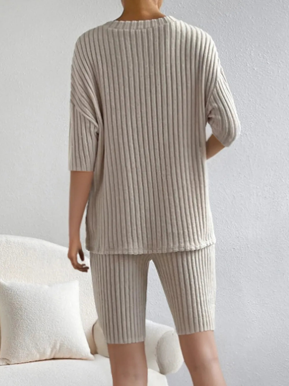 Ensemble haut à col en V côtelé et shorts