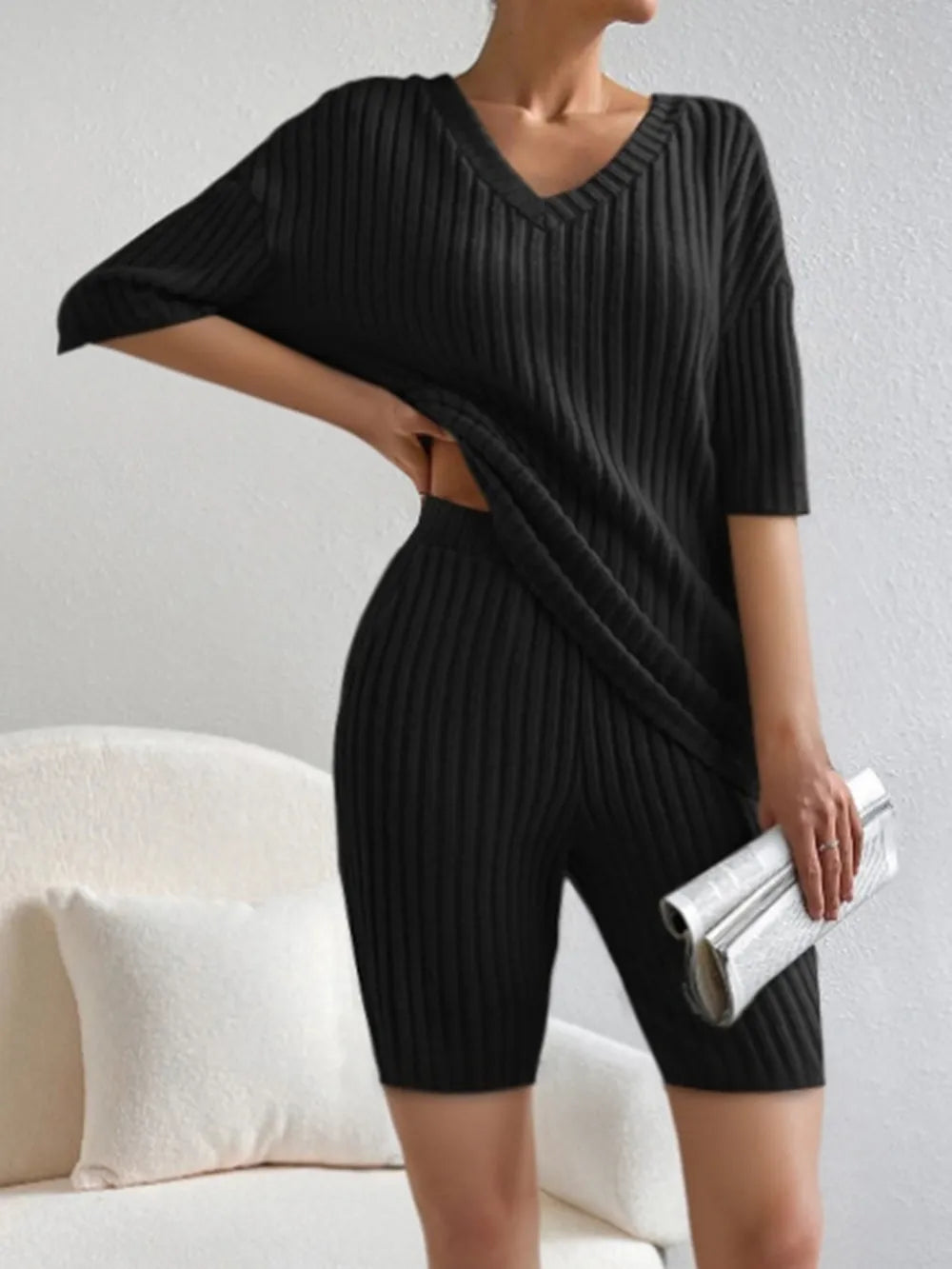 Ensemble haut à col en V côtelé et shorts