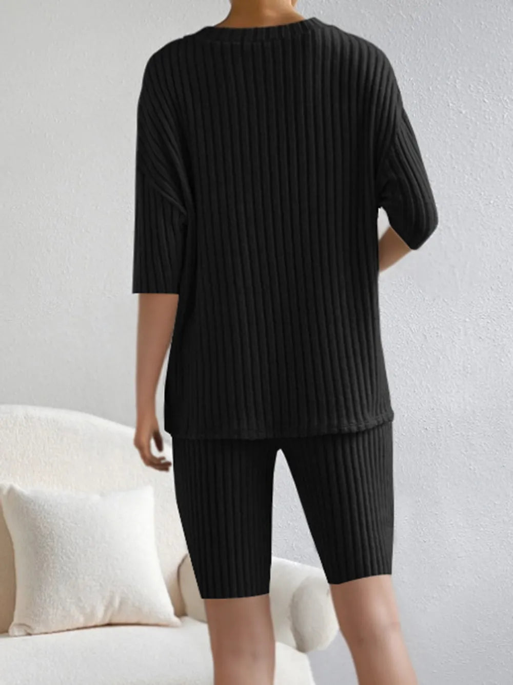 Ensemble haut à col en V côtelé et shorts
