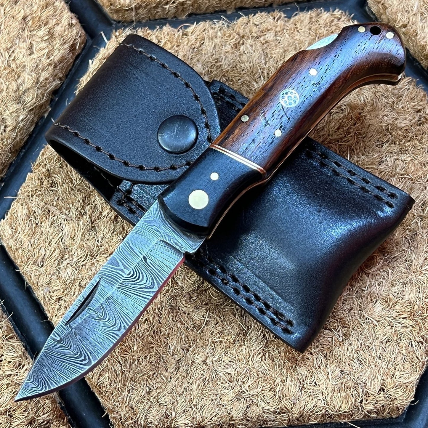Experience the Elegance of Our Premium Damascus Steel Folding Knife with Rosewood Handle - Korvel