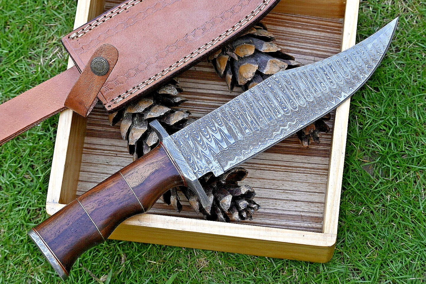 Wilderness Guardian: Premium Damascus Steel Bowie Knife with Rosewood Handle & Leather Sheath - Korvel