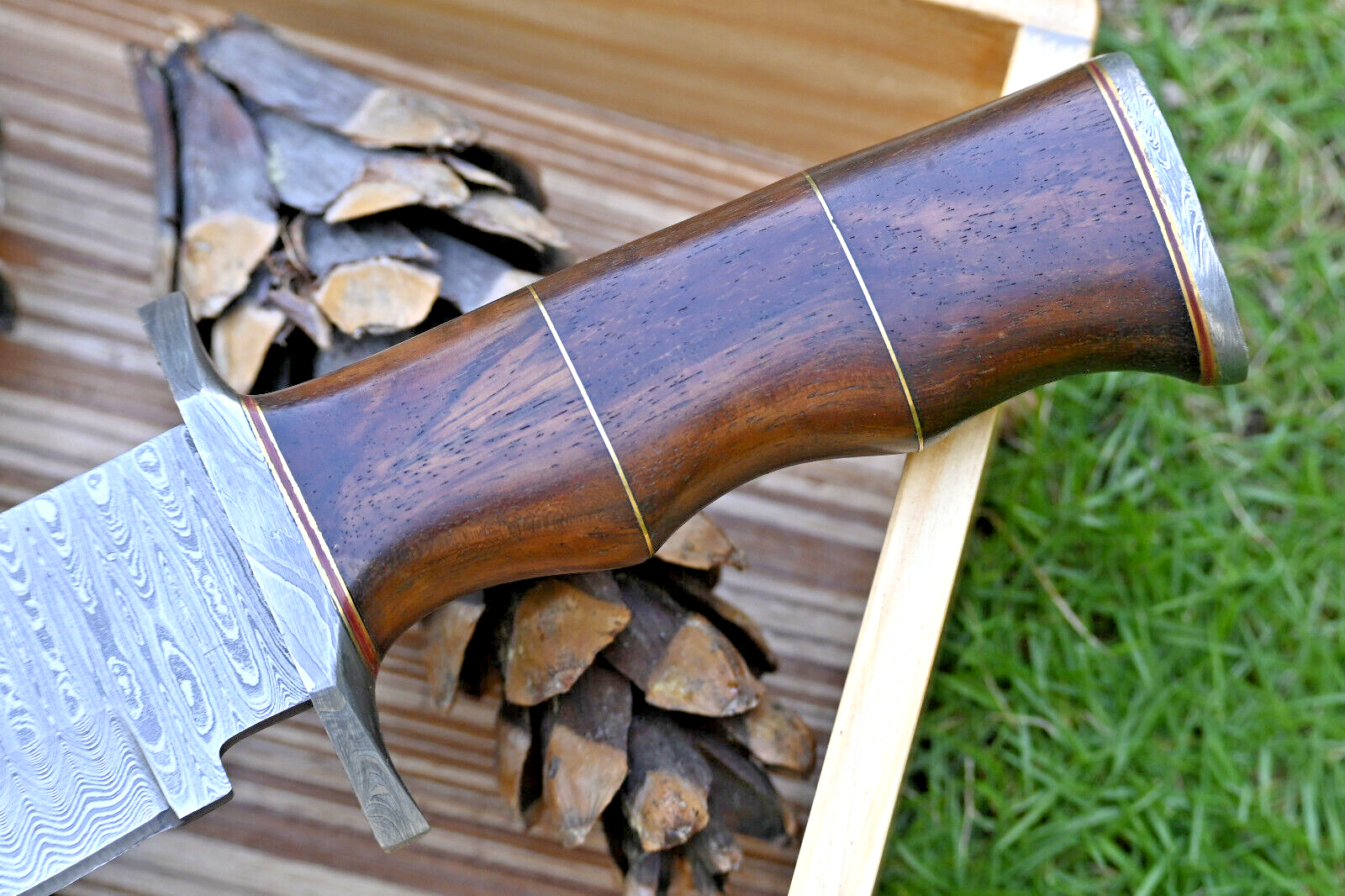 Wilderness Guardian: Premium Damascus Steel Bowie Knife with Rosewood Handle & Leather Sheath - Korvel