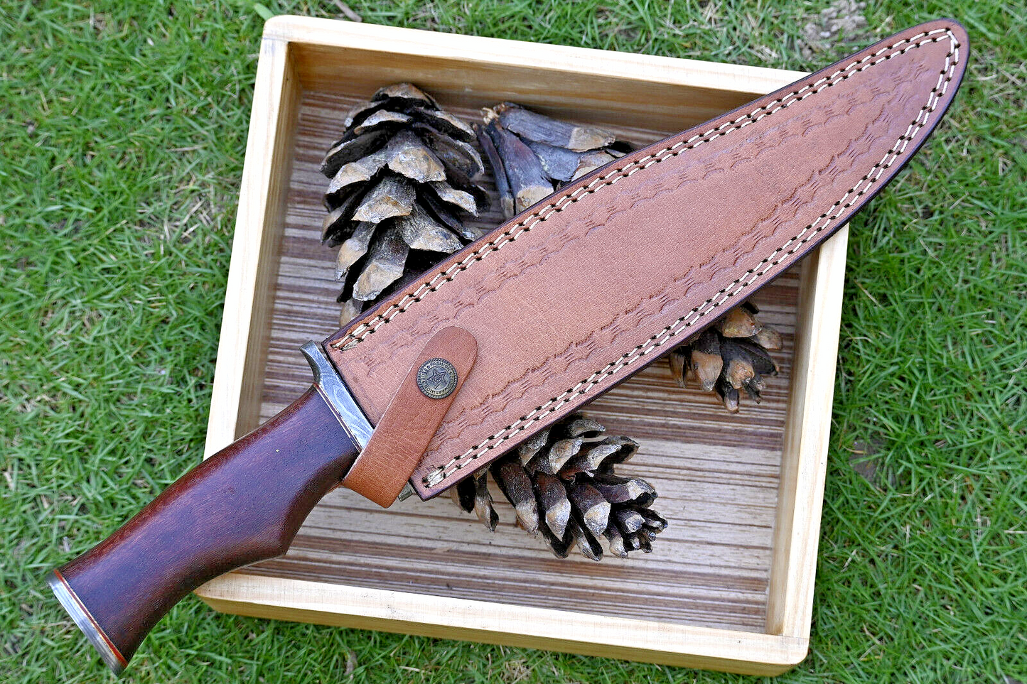 Wilderness Master: Premium Damascus Steel Bowie Knife with Rosewood Handle & Leather Sheath - Korvel