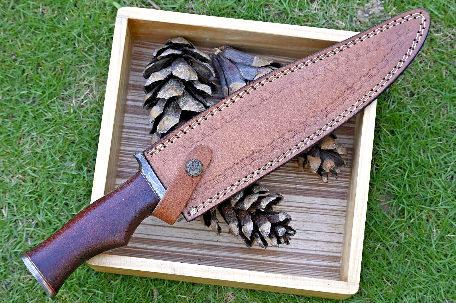 Wilderness Master: Premium Damascus Steel Bowie Knife with Rosewood Handle & Leather Sheath - Korvel