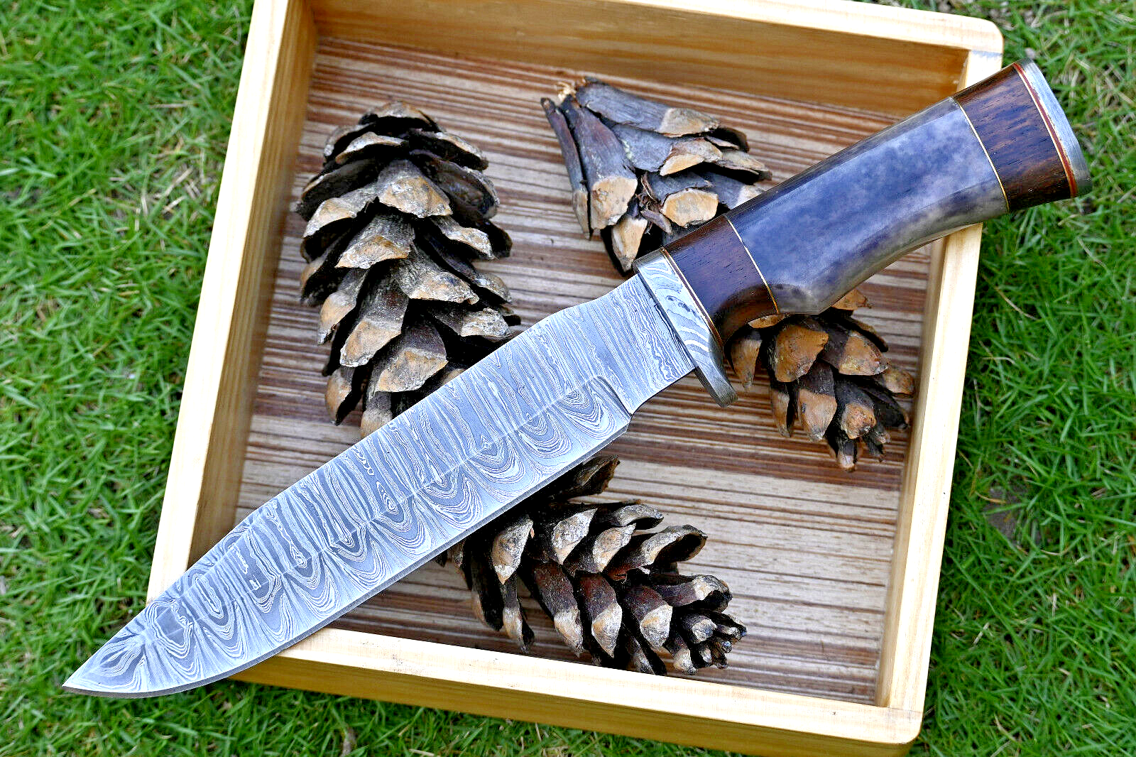 Wilderness Explorer: Premium Damascus Steel Bowie Knife with Elegant Handle and Leather Sheath - Korvel
