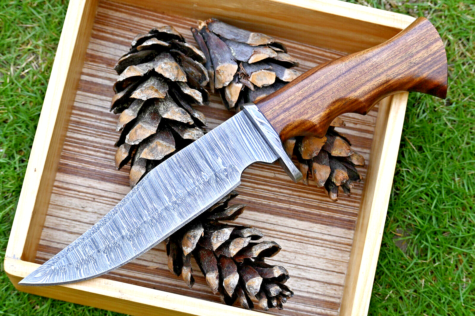 Wilderness Guardian: Premium Damascus Steel Hunting Knife with Rosewood Handle and Leather Sheath - Korvel