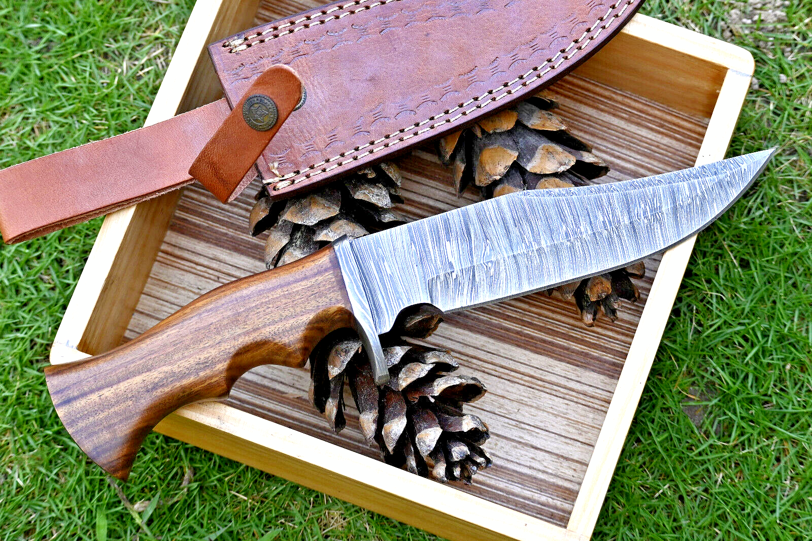 Wilderness Guardian: Premium Damascus Steel Hunting Knife with Rosewood Handle and Leather Sheath - Korvel
