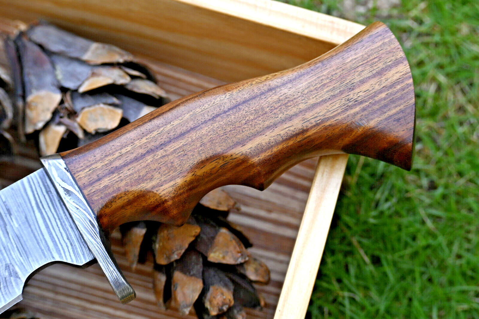 Wilderness Guardian: Premium Damascus Steel Hunting Knife with Rosewood Handle and Leather Sheath - Korvel