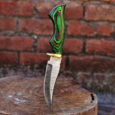 Wilderness Explorer: Premium Hunting Knife with Damascus Blade and Elegant Pakka Wood Handle - Korvel