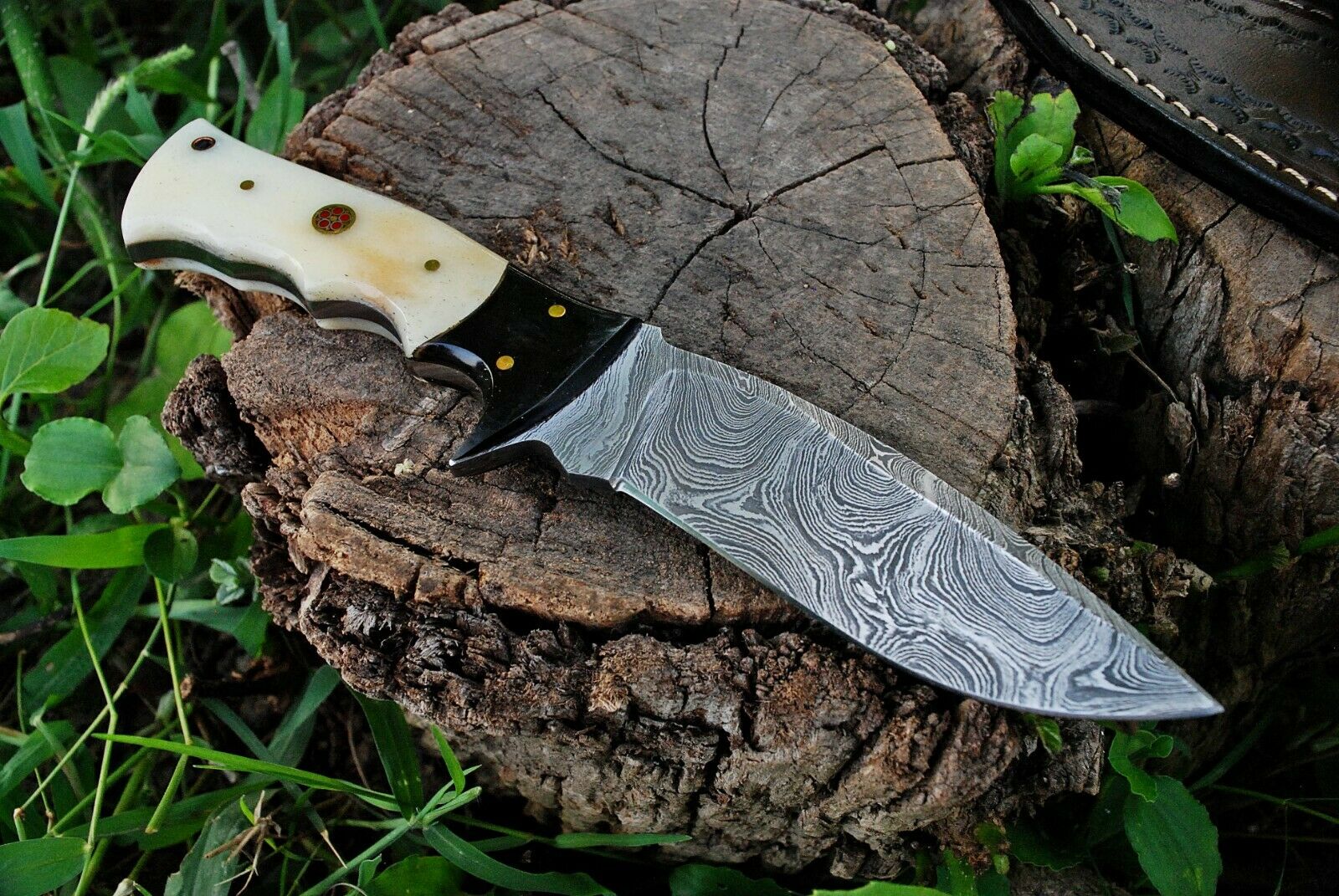 Artisan Crafted Damascus Steel Hunting Knife - Korvel